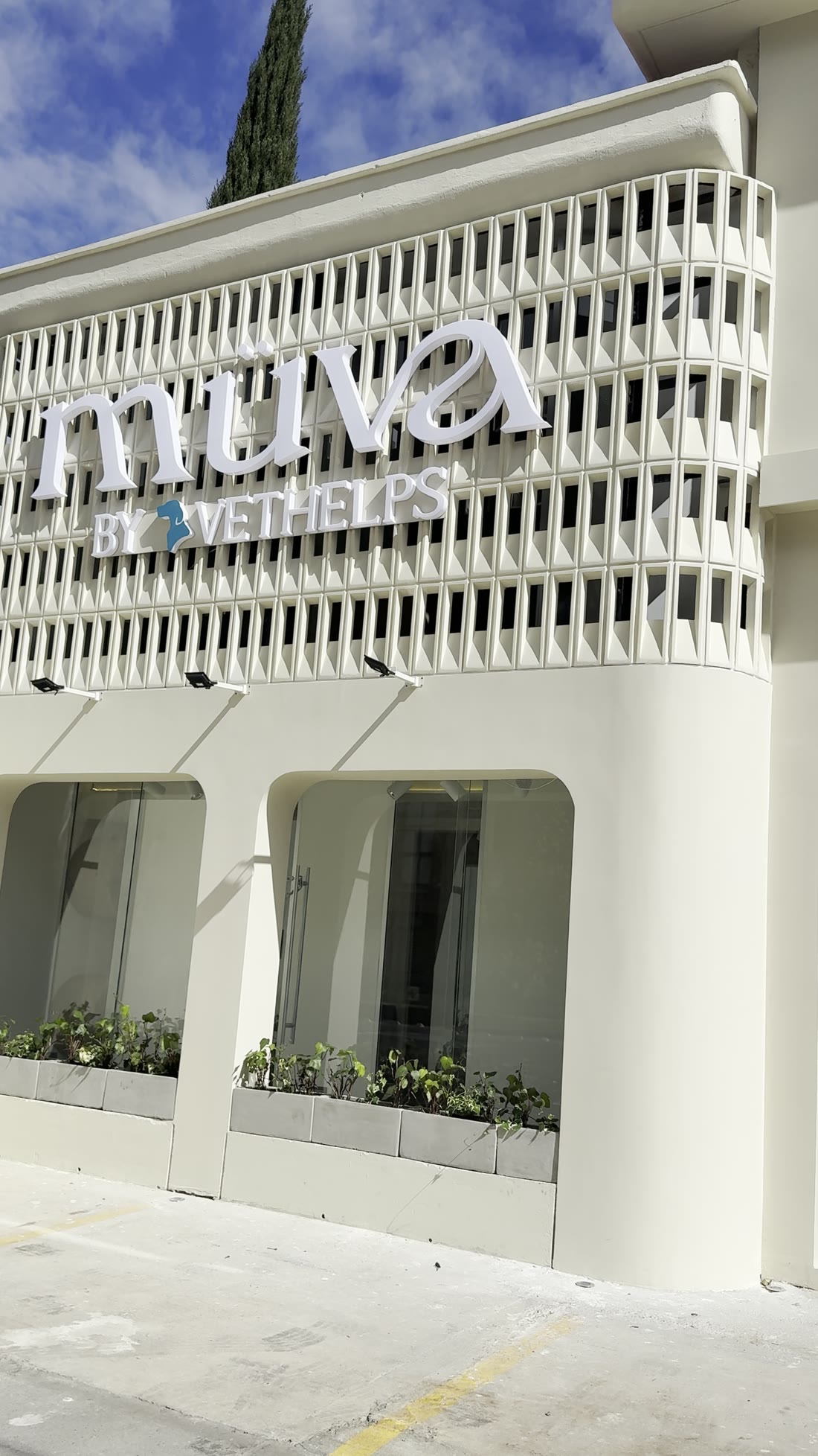 Fachada de MÜVA con celosía y logotipo